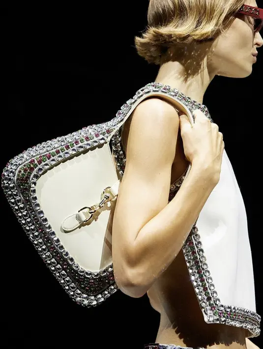 Berbeda dari Alessandro Michele yang hadirkan desain-desain eklektik, De Sarno justru banyak hadirkan garis rancang dengan siluet sederhana dan klasik. [Foto: Instagram/ Gucci]