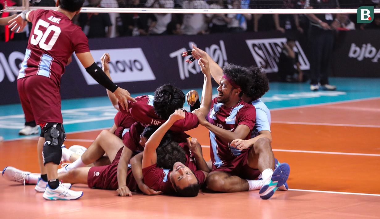 Para pemain The Musicians merayakan kemenangan atas The Actors dalam laga Bahkan Voli 3 di Mahaka Square, Kelapa Gading, Sabtu (15 November 2025). (Bola.com/Internships/Monica Putri Salsabila)