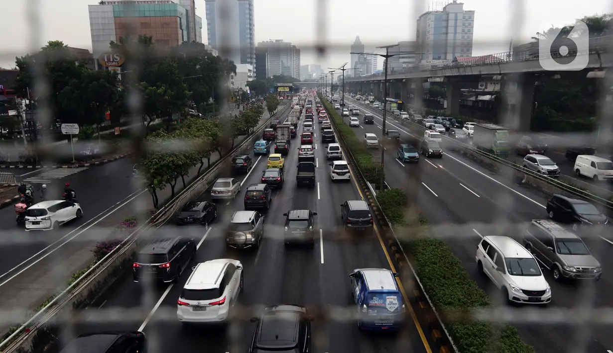 Kendaraan bermotor melintas di ruas Tol Dalam Kota, Jakarta, Rabu (27/10/2021). Pemprov DKI Jakarta berencana menerapkan sanksi tilang bagi kendaraan bermotor yang tidak lulus uji emisi mulai 13 November 2021. (Liputan6.com/Helmi Fithriansyah)