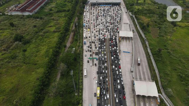 H-2 Idul Fitri 1443H, Gerbang Tol Cikampek Masih Padat