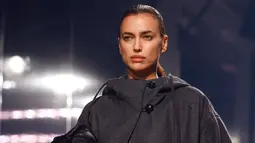 Model Rusia Irina Shayk mempersembahkan kreasi dari koleksi Isabel Marant Womenswear Fall-Winter 2023-2024 pada Paris Fashion Week di Paris, Prancis, 2 Maret 2023. Irina tampak luar biasa saat dia dengan piawai melangkah di atas catwalk dalam balutan outwear sambil memamerkan koleksi pakaian siap pakai Womenswear Fall-Winter 2023-2024 milik desainer Isabel Marant. (Vianney Le Caer/Invision/AP)