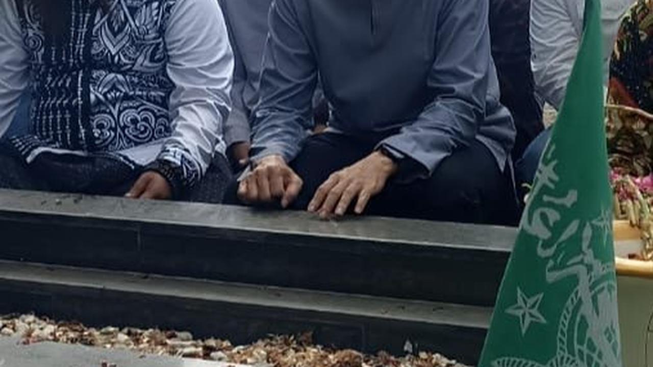 Tim Pemenangan Ganjar-Mahfud Ziarahi Makam Kakek Buyut Cak Imin