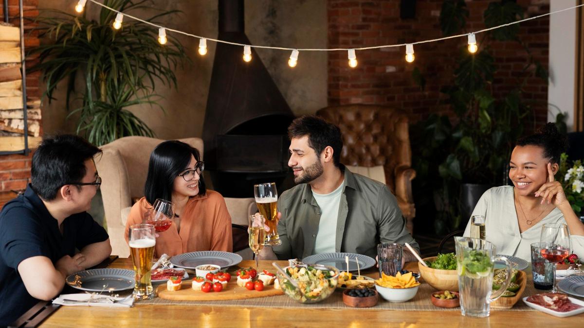 Makan Malam Terlalu Larut, Seberapa Berbahaya untuk Asam Lambung?