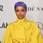 Model AS-Somalia Halima Aden berpose saat menghadiri Glamor Women Of The Year Awards 2019 di Alice Tully Hall, Lincoln Center di New York City (11/11/2019). Halima Aden tampil mengenakan blus kuning dengan celana panjang krem. (AFP Photo/Angela Weiss)