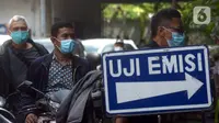 Warga antre untuk melakukan uji emisi kendaraan bermotor secara gratis di Bengkel Dinas Lingkungan Hidup DKI Jakarta, Kamis (4/11/2021). Uji emisi digelar untuk kendaraan bermotor berusia di bawah tiga tahun guna mengurangi pencemaran udara khususnya di DKI Jakarta. (merdeka.com/Imam Buhori)