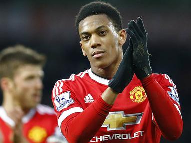 Penyerang Manchester United, Anthony Martial, tampak kecewa usai takluk dari West Bromwich Albion pada laga Liga Premier Inggris di Stadion The Hawthorns, Minggu (6/3/2016). WBA berhasil mennag 1-0 atas MU. (Reuters/Darren Staples)
