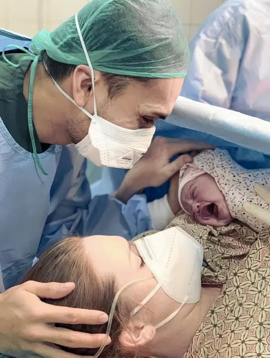 Bayi perempuan cantik yang lahir pada 24 Maret 2021 tersebut kemudian diberi nama Blair Willow Pangalila. (Instagram/randpunk)