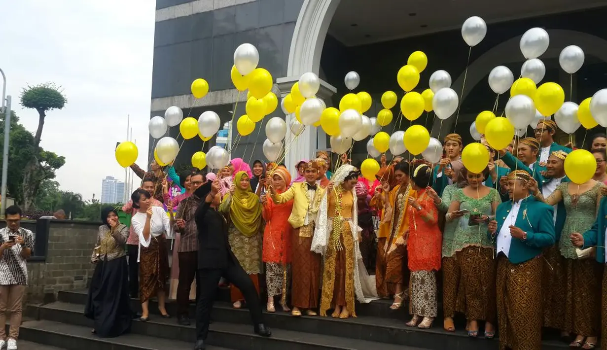 Setelah resmi menjadi suami istri, Ridwan Ghani dan Adhitya Putri menggelar pelepasan balon. Pernikahan pasangan ini dengan adat Jawa yang berlansung di Gedung Danapala, Jakarta Pusat, Sabtu (25/2/2017). (Muhammad Altaf Jauhar/Bintang.com)