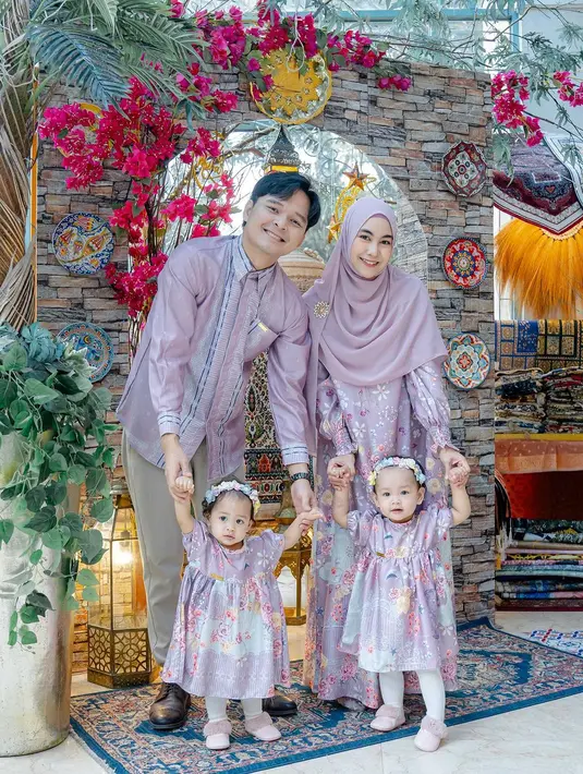 Untuk Ramadan ini, Anisa Rahma berkolaborasi dengan Brand Kickis. Si kembar Alma dan Alsha pun ikut tampil sebagai model mengenakan dress bermotif warna ungu yang senada dengan sang ayah dan sang mama. [@anisarahma_12]