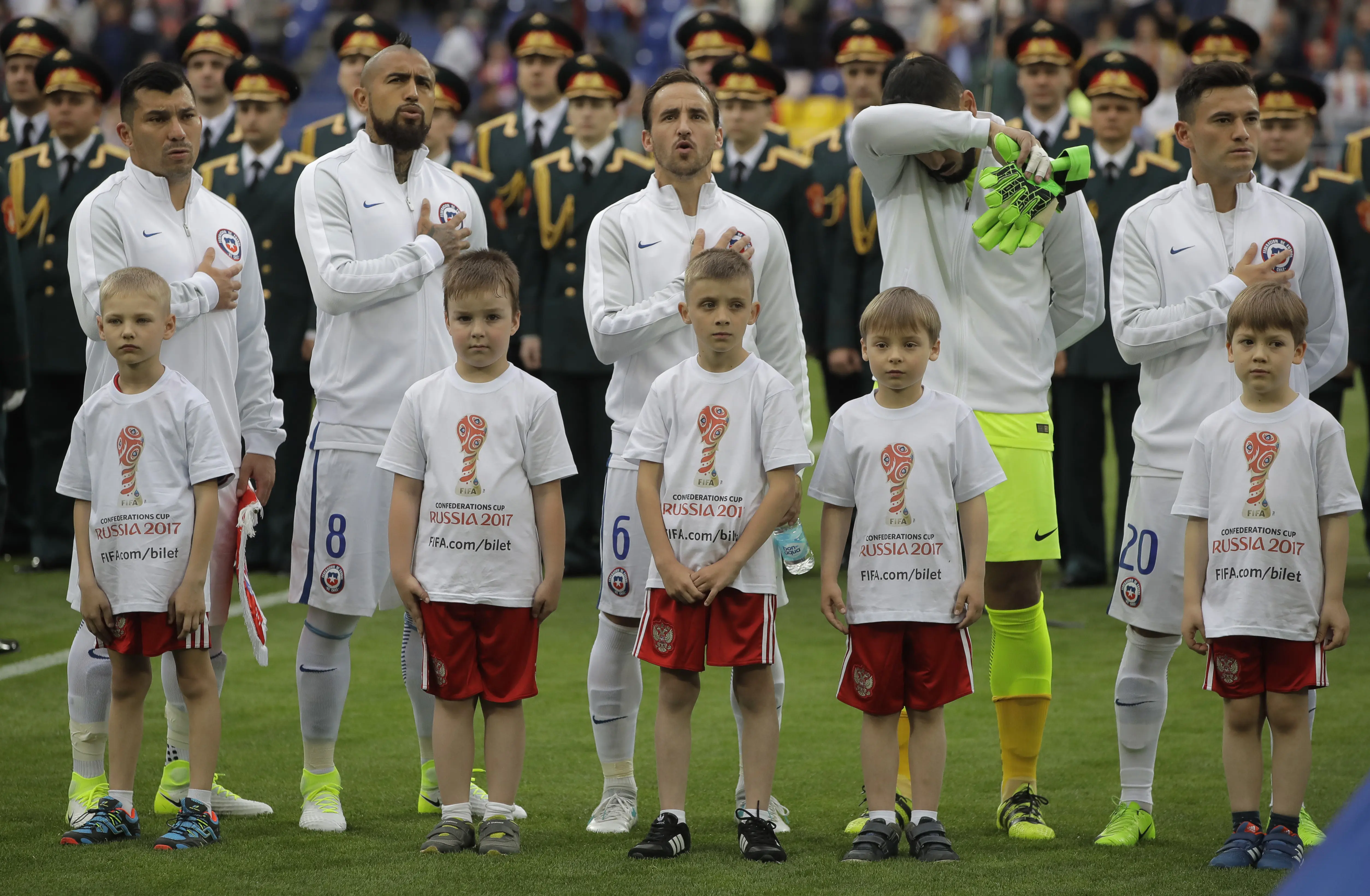 Pemain Timnas Chile menyanyikan lagu kebangsaan jelang uji coba melawan Rusia, Jumat (9/6/2017). Chile memiliki skuat tertua pada Piala Konfederasi 2017. (AP Photo/Pavel Golovkin)