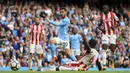 Aksi pemain Manchester City, Bernardo Silva saat mencetak gol ke gawang Stoke City pada lanjutan Premier League di Etihad Stadium, Manchester, (14/10/2017). City menang 7-2.  (Mike Egerton/PA via AP)