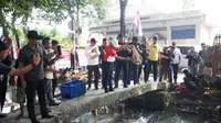 Rerayakan HUT ke-79 Republik Indonesia, sebanyak 2 ton ikan lele disebar di Kali Sipon, Cipondoh, Kota Tangerang. Penyebaran ikan lele tersebut dilakukan oleh Ketua DPD Golkar Kota Tangerang, Sachrudin. (Ist).