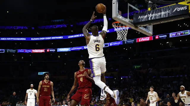 Aksi pemain Lakers LeBron James saat melawan Cavaliers di lanjutan NBA 2022/2023