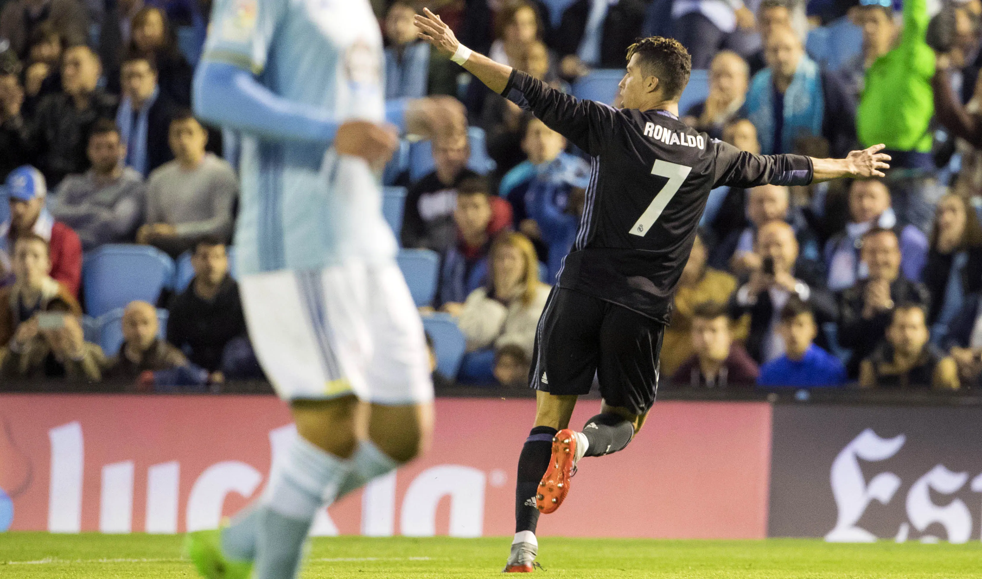 Cristiano Ronaldo merayakan golnya ke gawang Celta Vigo pada lanjutan La Liga di Balaidos stadium, Vigo, Rabu (17/5/2017). Madrid menang 4-1. (AP/Lalo R. Villar)