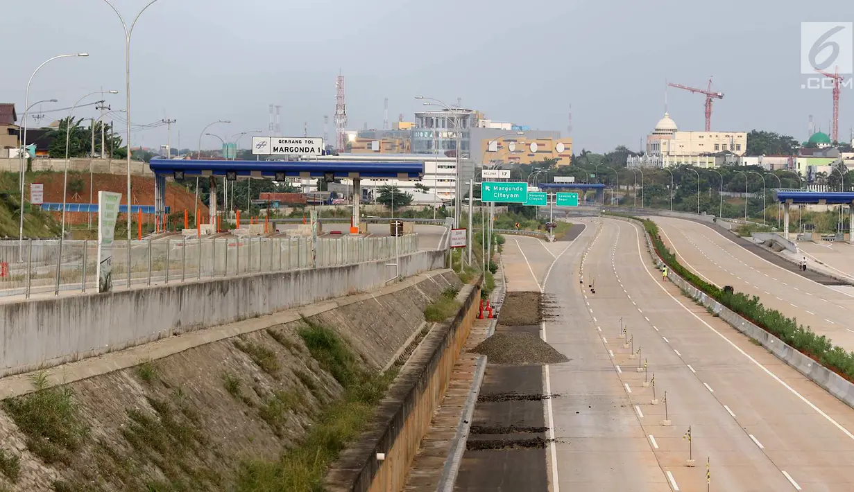 Pemandangan pembangunan proyek Tol Cijago Seksi II di kawasan Depok, Jawa Barat, Kamis (6/9). Progres pembangunan proyek Tol Cijago Seksi II telah mencapai 90 persen. (Liputan6.com/Immanuel Antonius)