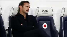 Pelatih Chelsea, Frank Lampard, tampak kecewa usai anak asuhnya hampir dikalahkan West Bromwich Albion pada laga Liga Inggris di Stadion Hawthorns, Minggu (27/9/2020). Kedua tim bermain imbang 3-3. (Nick Potts/Pool via AP)