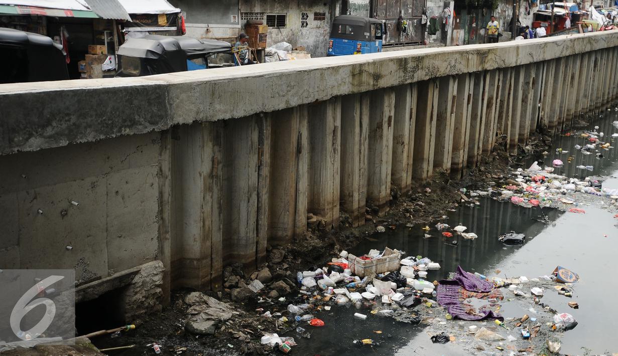 Ceceran sampah memenuhi pinggir kali di sisi Jalan Petojo Utara VI, Jakarta, Senin (26/12). Kali tersebut terlihat kotor akibat ceceran sampah limbah plastik, botol minuman ringan dan sterefoam. (Liputan6.com/Helmi Fithriansyah)