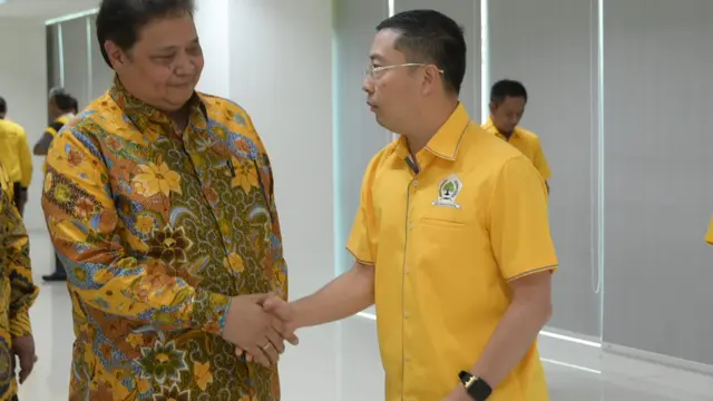 Ketua Umum (Ketum) Partai Golkar Airlangga Hartarto dan Bendahara Umum BSNPG, Nicolas Kesuma.