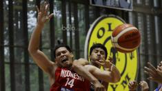 Pemain Timnas Basket Indonesia, Ferdinand Damanik, berebut bola dengan pemain Satria Muda saat laga uji coba di BSD, Tangerang, Jumat (21/7/2017). Timnas Basket menang 87-52 atas Satria Muda. (Bola.com/M Iqbal Ichsan)
