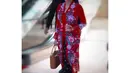 Anggota DPR RI Rieke Diah Pitaloka mengenakan kebaya encim panjang perwarna merah dan bawahan [Instagram/ riekediahp]