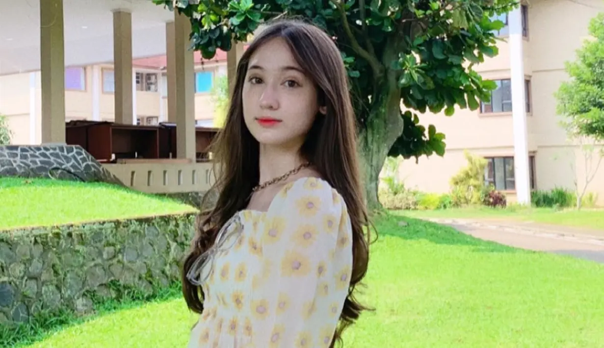 Atasan motif bunga matahari yang dikenakan Laura Moane ini membuat penampilan Laura Moane semakin cantik. Warna outfit earth tone yang dikenakannya membuat penampilan artis kelahiran Bogor, Jawa Barat ini seperti cewek bumi yang viral baru-baru ini. (Liputan6.com/IG/@its_lauramoane2)