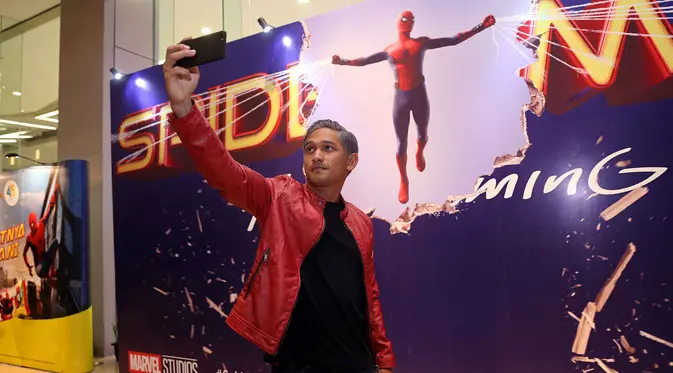 Rasa senang pun sangat dirasakan Ibnu Jamil karena menjadi salah satu orang yang bisa menyaksikan film Spider-Man Homecoming pertama kali. Di photo booth, Ibnu asik selfie dengan kamera Oppo. (Nurwahyunan/Bintang.com)