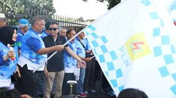 Menteri ESDM Ignasius Jonan, bersama Direktur Utama PLN, Sofyan Basir melepas ribuan peserta Family Day 72 PLN di Kawasan JCC, Jakarta, Minggu (3/12). Acara ini diisi berbagai macam aneka hiburan. (Liputan6.com/Angga Yuniar)