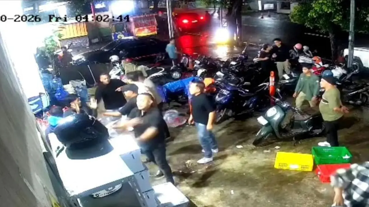 Rekaman CCTV pelaku penganiayaan pegawai retail Astro di Jalan Ampera Raya, Pasar Minggu