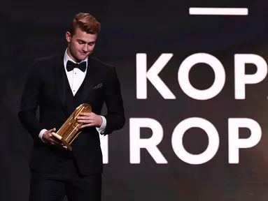 Pemain Juventus Matthijs de Ligt meraih piala Kopa Trophy pada malam penghargaan Ballon d'Or 2019 di Chatelet Theatre, Paris, Prancis, Senin (2/12/2019). De Ligt dinobatkan sebagai pemain muda U21 terbaik di dunia. (FRANCK FIFE/AFP)