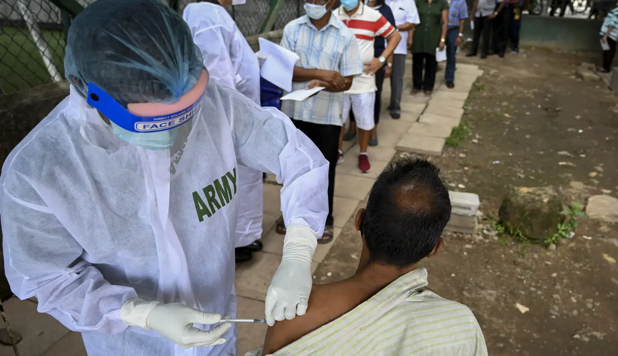 Tentara Sri Lanka menyuntik seorang pria dengan dosis vaksin COVID-19 Pfizer-BioNTech di Kolombo, Rabu (7/7/2021). Sri Lanka memberikan Pfizer untuk dosis kedua kepada mereka yang dibiarkan menunggu setelah menerima AstraZeneca sebagai yang pertama awal tahun ini. (Ishara S. KODIKARA/AFP)