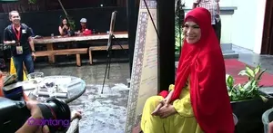 Pemerintah sudah mulai menerapkan kebijakan plastik berbayar seharga Rp 200 di 23 kota. Ada beberapa pihak yang merasa keberatan dengan kebijakan itu, salah satunya Dorce Gamalama. Dorce ingin pemerintah menghapus kebijakan itu, apa alasannya?