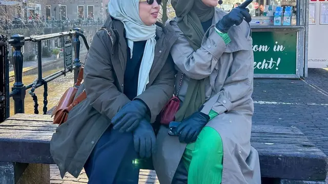 Tya Ariestya dan Paula Verhoeven saat Liburan (credit: https://www.instagram.com/tya_ariestya/).