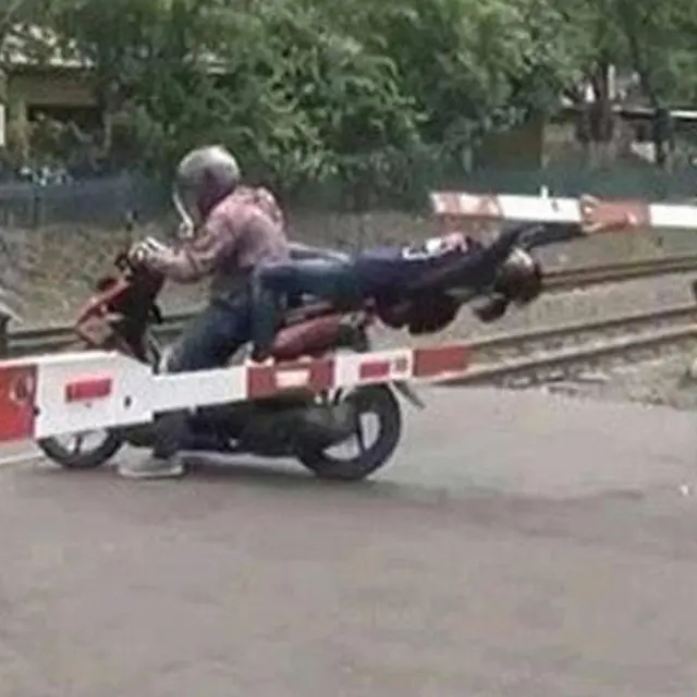 10 Momen Orang Terjebak Palang Pintu Kereta Ini Enggak Patut Ditiru