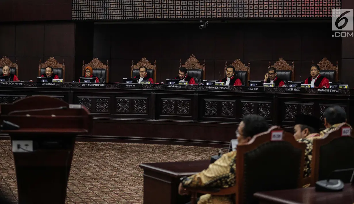 Ketua Majelis Hakim Mahkamah Konstitusi, Anwar Usman didampingi sejumlah Hakim Konstitusi membuka sidang putusan sengketa hasil Pilpres 2019 di Gedung Mahkamah Konstitusi, Jakarta, Kamis (27/6/2019). Sidang tersebut beragendakan pembacaan putusan oleh majelis hakim MK. (Liputan6.com/Faizal Fanani)