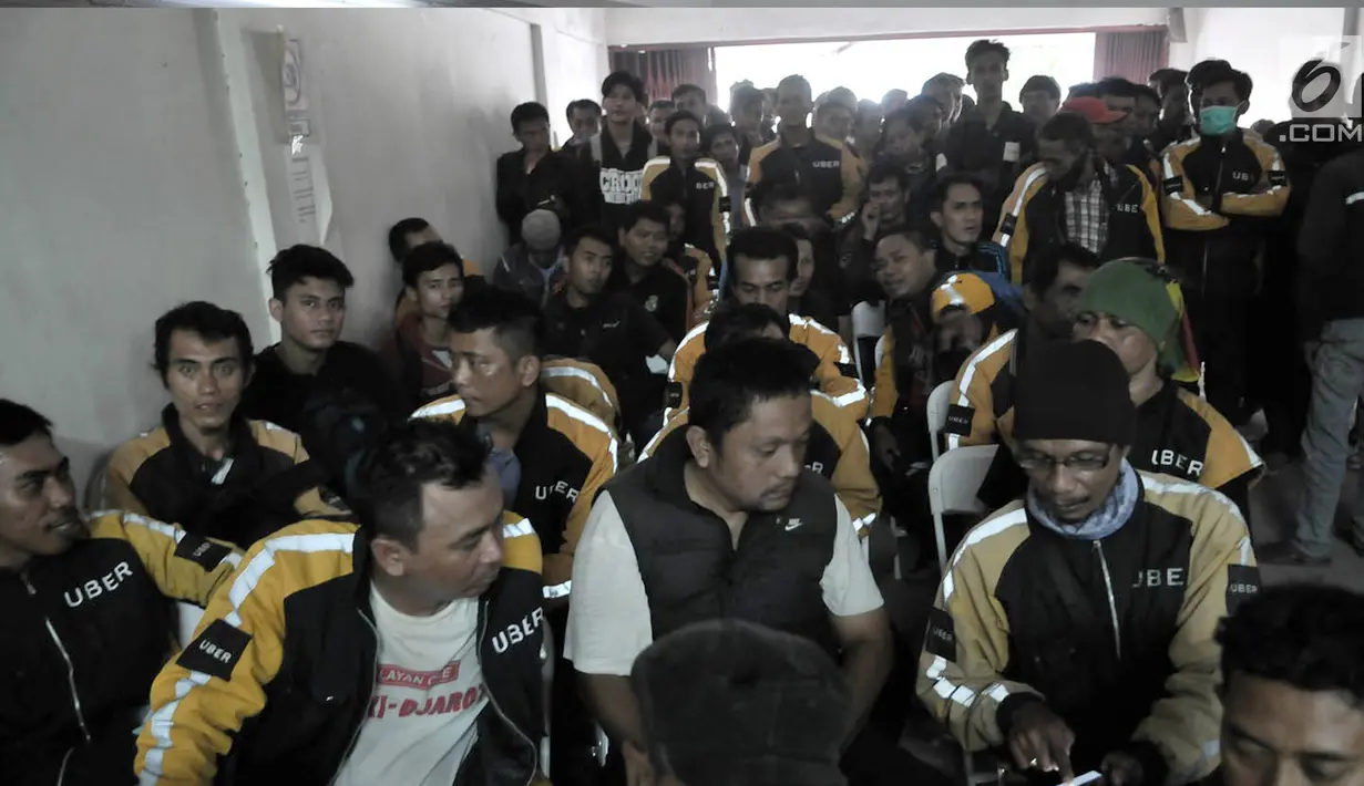 Antrean driver Uber saat mendaftar menjadi pengemudi Go-Jek di kantor cabang Gunung Sahari, Jakarta, Minggu (1/4). Pasca diakuisisi oleh Grab, ratusan mantan driver Uber mendaftarkan diri menjadi mitra Go-Jek. (Merdeka.com/Iqbal S Nugroho)