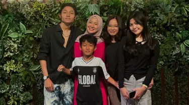 Okie Agustina membagikan potret bahagianya saat merayakan ultah bareng keempat anaknya, Kiesha Alvaro, Shakiena Azalea Napasha, Nasha Anaya dan si bungsu Miro Materazzi Gunawan. Mereka tersenyum bahagia di hari ultah sang mama. (Liputan6.com/IG/@okieagustina_)