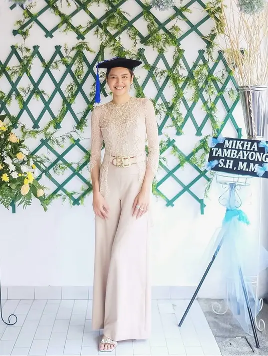 <p>Tak ingin mengenakan kain lilit untuk bawahan? Gampang, bisa kenakan pallazo pants seperti Mikha ini dioadukan kebaya brokat warna serasi dengan atasan. @mikhatambayong</p>