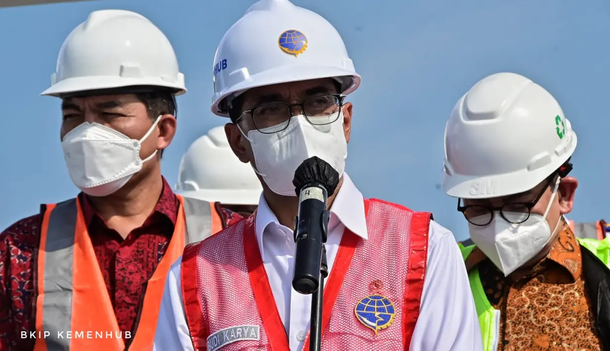 Menteri Perhubungan Budi Karya Sumadi memberikan keterangan saat penyerahan pengelolaan (hand over) Terminal Kendaraan Pelabuhan Patimban dan ekspor perdana kendaraan, di Pelabuhan Patimban, Subang, Jawa Barat, Jumat (17/12/2021). (Foto: BKIP Kemenhub)
