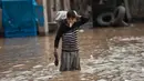 Warga menyelamatkan barangnya saat banjir melanda kota Lima, Peru, Kamis (16/3). Ribuan jiwa di Peru telah jadi korban dan genangan air menyebarkan wabah demam berdarah.(AP Photo / Rodrigo Abd)