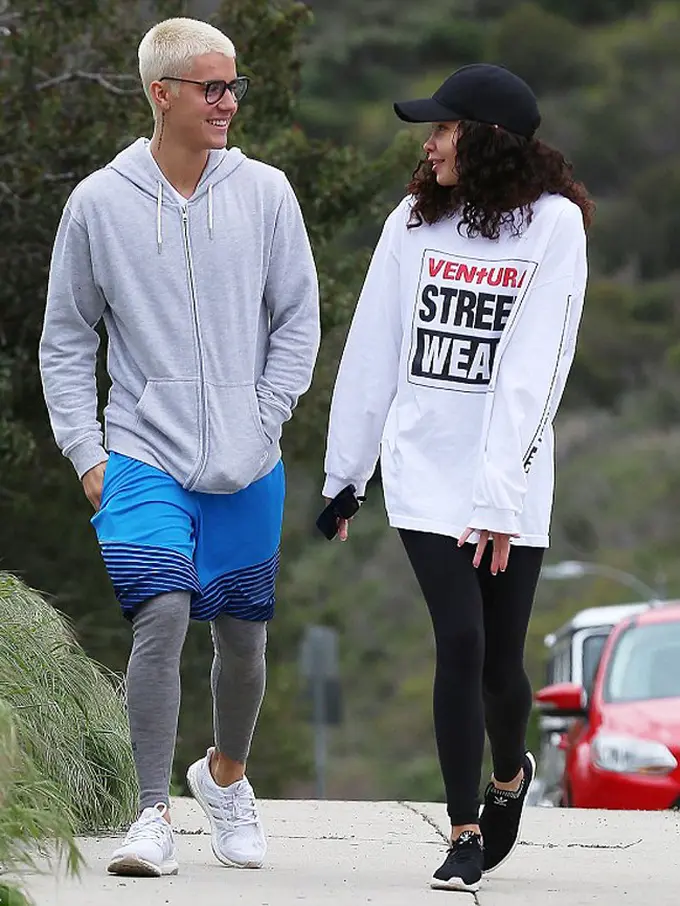 Justin Bieber dan Ahley Moore didiuga telah menjadi sepasang kekasih. (Foto: Dailymail)