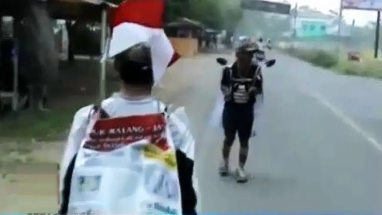 Pria-Jalan-Mundur