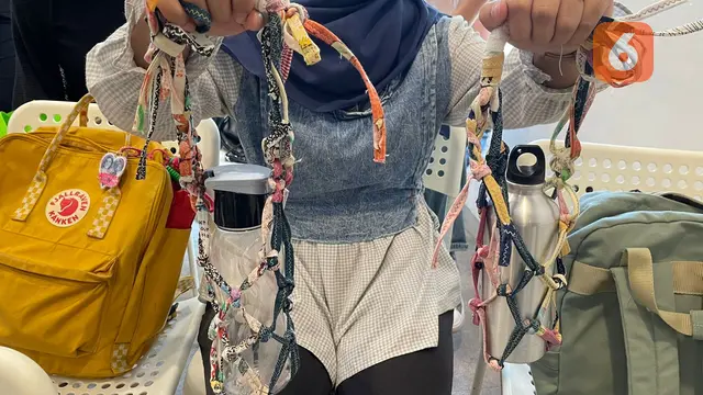Pembuatan pelindung botol minum menggunakan kain bekas.
