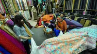 Suasana toko kain lokal di Pasar Baru, Jakarta, Selasa (24/3/2015). Pengusaha tekstil nasional meminta Presiden Jokowi untuk melakukan kerja sama dengan Uni Eropa dan Turki agar bisa meningkatkan ekspor tekstil nasional.(Liputan6.com/Faizal Fanani)