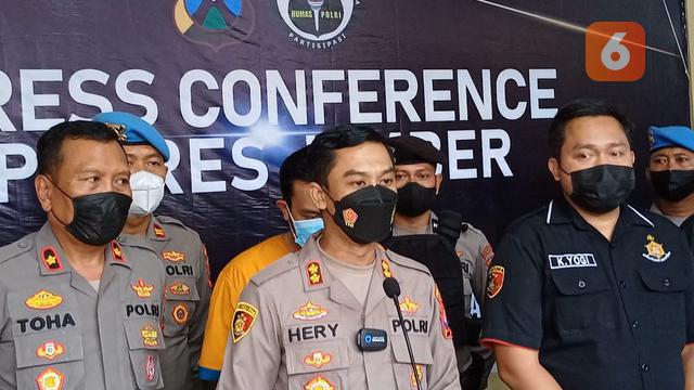 Kapolres Jember AKBP Hery Purnomo ( tengah) saat konprensi pers penetapan tersangka Nurhasan. (Hermawan Arifianto/Liputan6.com)