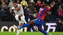 Aksi pemain Manchester United, Antonio Valencia (kiri)  melepaskan tembakan meleawati adangan pemain  Crystal Palace, Jeffrey Schlupp pada lanjutan Premier League di Selhurst Park, London, (5/3/2018). Manchester United menang 3-2.(AFP/ Glyn Kirk)