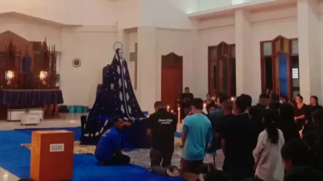 Umat Katolik di Kota Larantuka saat melakukan prosesi Semana Santa di Flores Timur pada tahun 2023 lalu (Liputan6.com/Ola Keda)