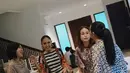 Dewi Gita pilih kenakan tunik panjang dengan oversized pants print satin bernuansa ungu keabuan [@itsmebcl]