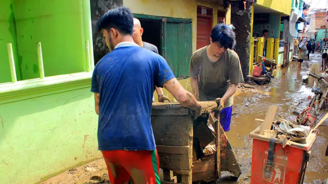 Usai Banjir, Warga Kampung Melayu Gelar Kerja Bakti