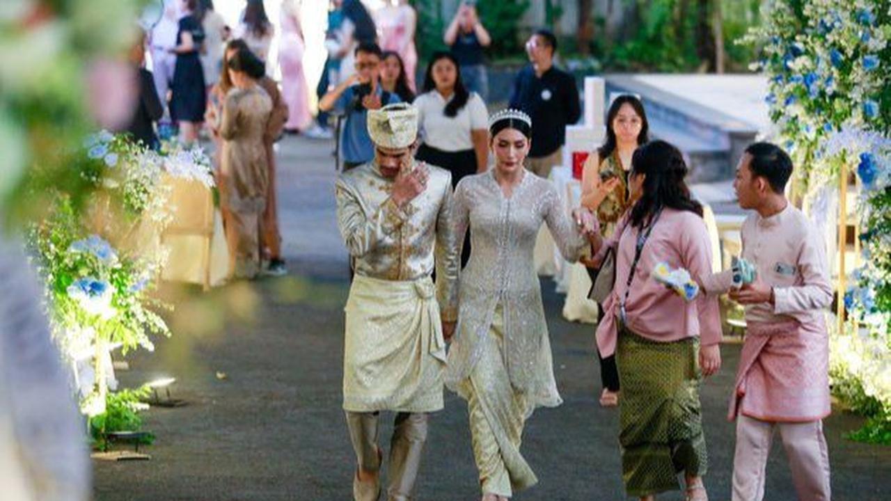 Proses akad nikah yang mengikat Tengku Tezi dan Tyas Mirasih diadakan di The Manor Andara, Depok, dimulai sejak pukul 16.00 WIB.