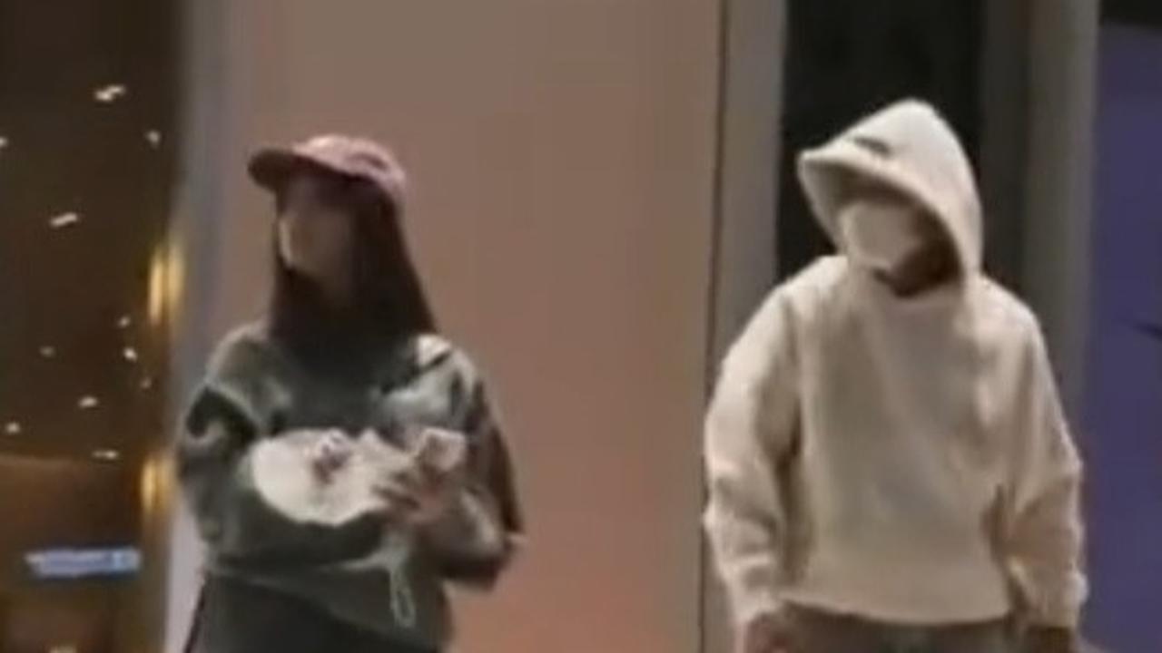 Fuji tertangkap kamera tengah berada di sebuah mall bersama seorang laki-laki berbaju putih. Laki-laki itu diduga kuat merupakan Asnawi dilihat dari perawakannya yang gagah.